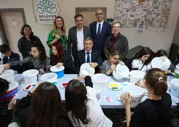 Çocuklar mama ve su kaplarını boyadı