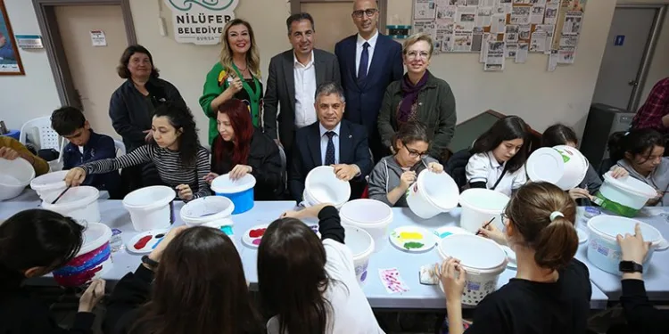 Çocuklar mama ve su kaplarını boyadı