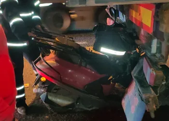 Motosiklet tıra ok gibi saplandı