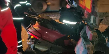 Motosiklet tıra ok gibi saplandı
