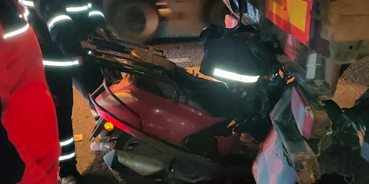 Motosiklet tıra ok gibi saplandı