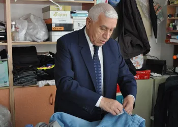 50 senedir takım elbiseyle dükkânına gidiyor