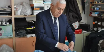 50 senedir takım elbiseyle dükkânına gidiyor