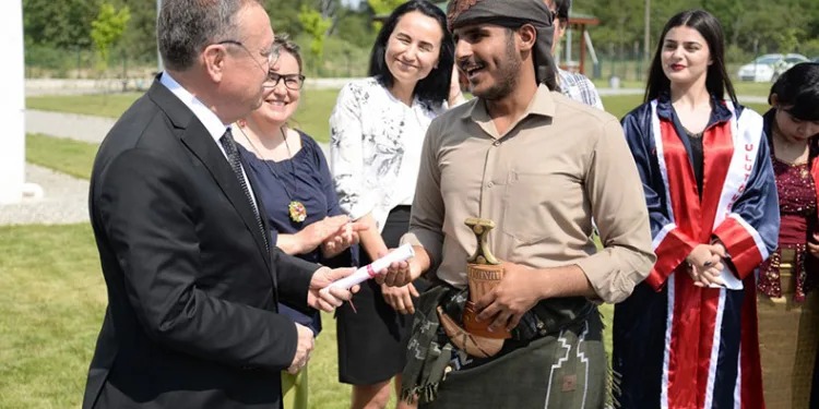 Misafir öğrencilerin mezuniyet coşkusu