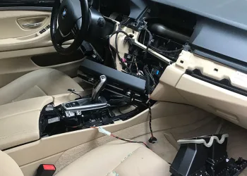 Lüks araçla geldiler, lüks aracı soyup gittiler
