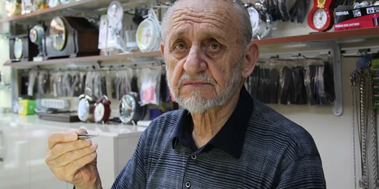 66 yıldır saatlere ayar veriyor