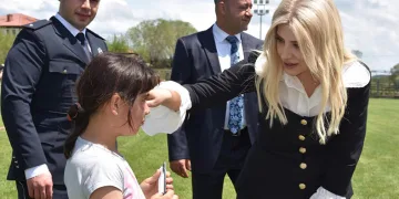Depremzedeler için yardım panayırı