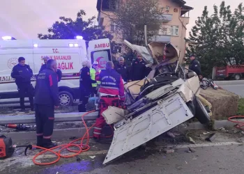 Feci kazada otomobil ikiye bölündü