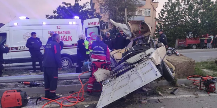 Feci kazada otomobil ikiye bölündü