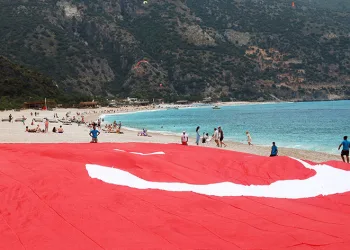 Dev Türk bayraklı 19 Mayıs kutlaması