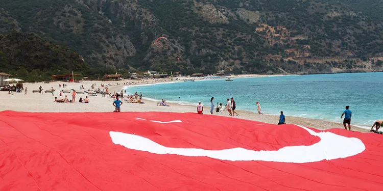 Dev Türk bayraklı 19 Mayıs kutlaması