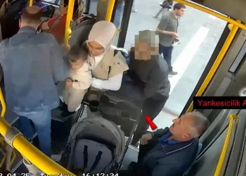 Yardım bahanesiyle yaklaştı, cep telefonunu çaldı