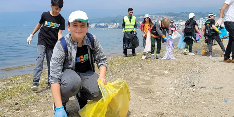Bursa sahillerinde gönüllü temizlik
