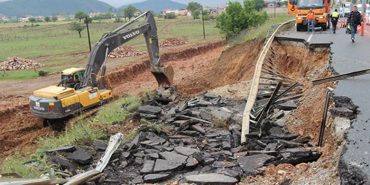 Çöken karayolunda çalışma başlatıldı