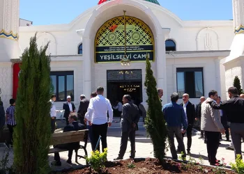 Anne ve babasının hayrına cami yaptırdı