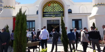 Anne ve babasının hayrına cami yaptırdı