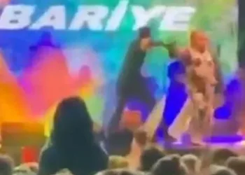 Kibariye sahneden yere düştü
