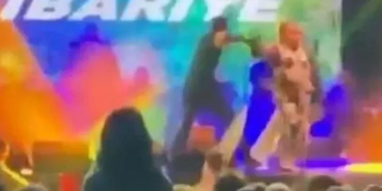 Kibariye sahneden yere düştü