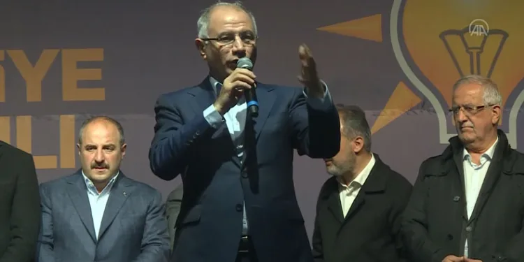 Bakan Varank, vatandaşlara hitap etti