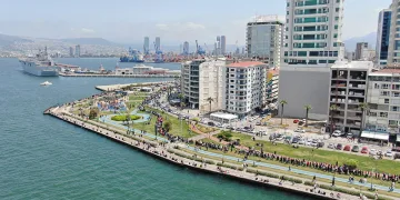 TCG Anadolu için kilometrelerce kuyruk