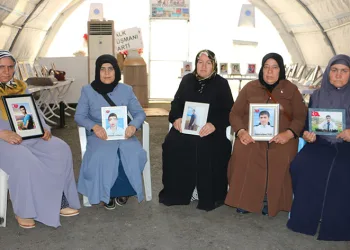“HDP önünde umutla oğlumu bekliyorum”