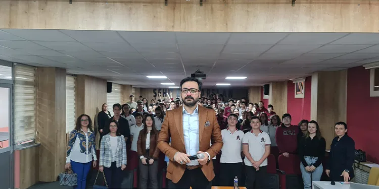 Yazar Temirağa Demir gençlerle buluştu