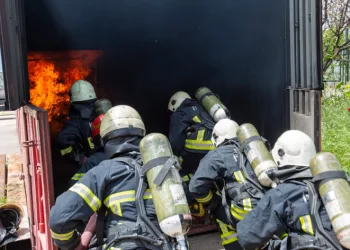 Bursa’da itfaiyecilerin nefes kesen eğitimi