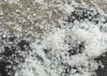 Tatvan’da dolu yağışı