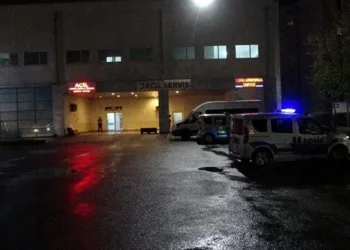 Ağır hasarlı binanın duvarı çöktü