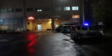 Ağır hasarlı binanın duvarı çöktü