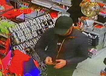 Müşteri gibi geldi, şapkayı böyle çaldı