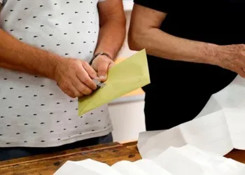 Zarfların ağzını yapıştırıcı ile kapatmışlar