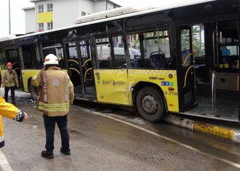 Pendik’te İETT otobüsüyle tır çarpıştı