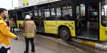 Pendik’te İETT otobüsüyle tır çarpıştı