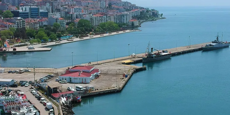 TCG Nusret Gemisi Sinop’ta sergilendi
