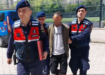 Girdiği evde düşürdüğü seçmen kağıdı yakalattı