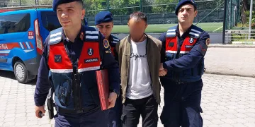 Girdiği evde düşürdüğü seçmen kağıdı yakalattı
