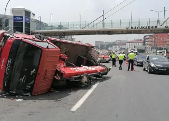 Arıza yapan otomobile vinç çarptı