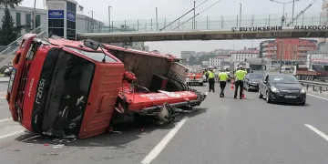 Arıza yapan otomobile vinç çarptı