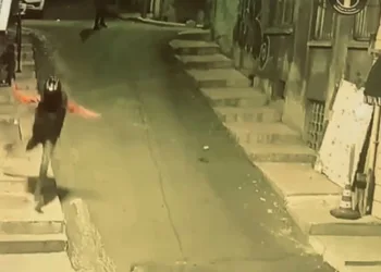 Kasklı gence kurşun yağdırdılar