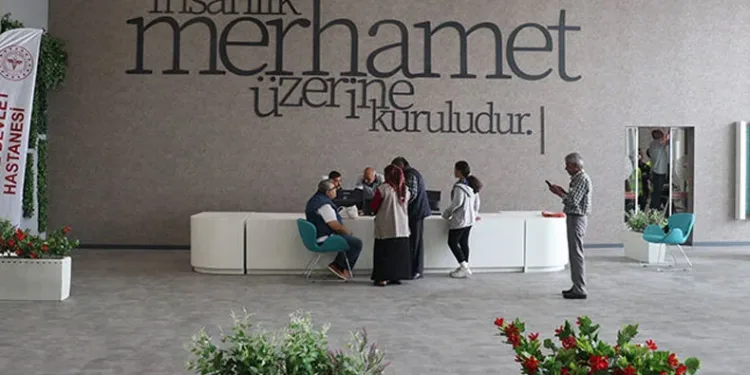 Defne Hastanesi hasta kabulüne başladı