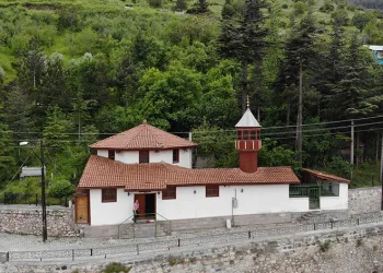 Babasının vasiyetiyle 8 asırlık camiyi güzelleştiriyor