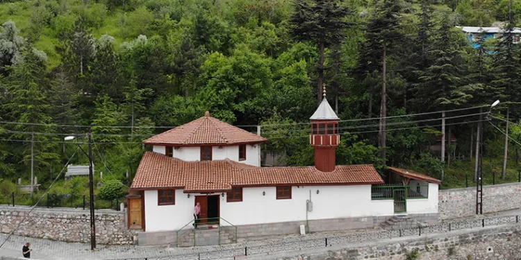 Babasının vasiyetiyle 8 asırlık camiyi güzelleştiriyor