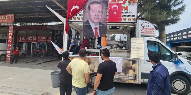 Seçim zaferini lokma döktürerek kutladı