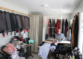 Yarım asırlık terzinin yeni iş yeri konteyner oldu