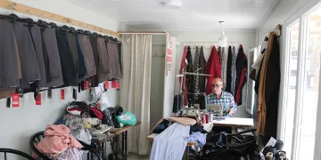 Yarım asırlık terzinin yeni iş yeri konteyner oldu