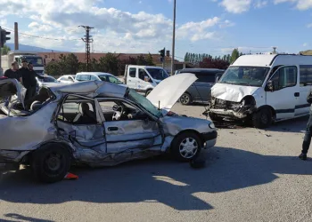 Servis minibüsü ile otomobil çarpıştı