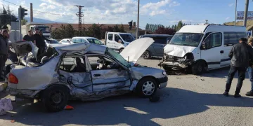 Servis minibüsü ile otomobil çarpıştı