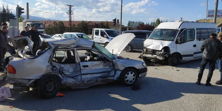 Servis minibüsü ile otomobil çarpıştı