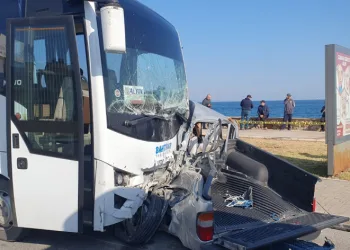 Midibüs ile pikap çarpıştı